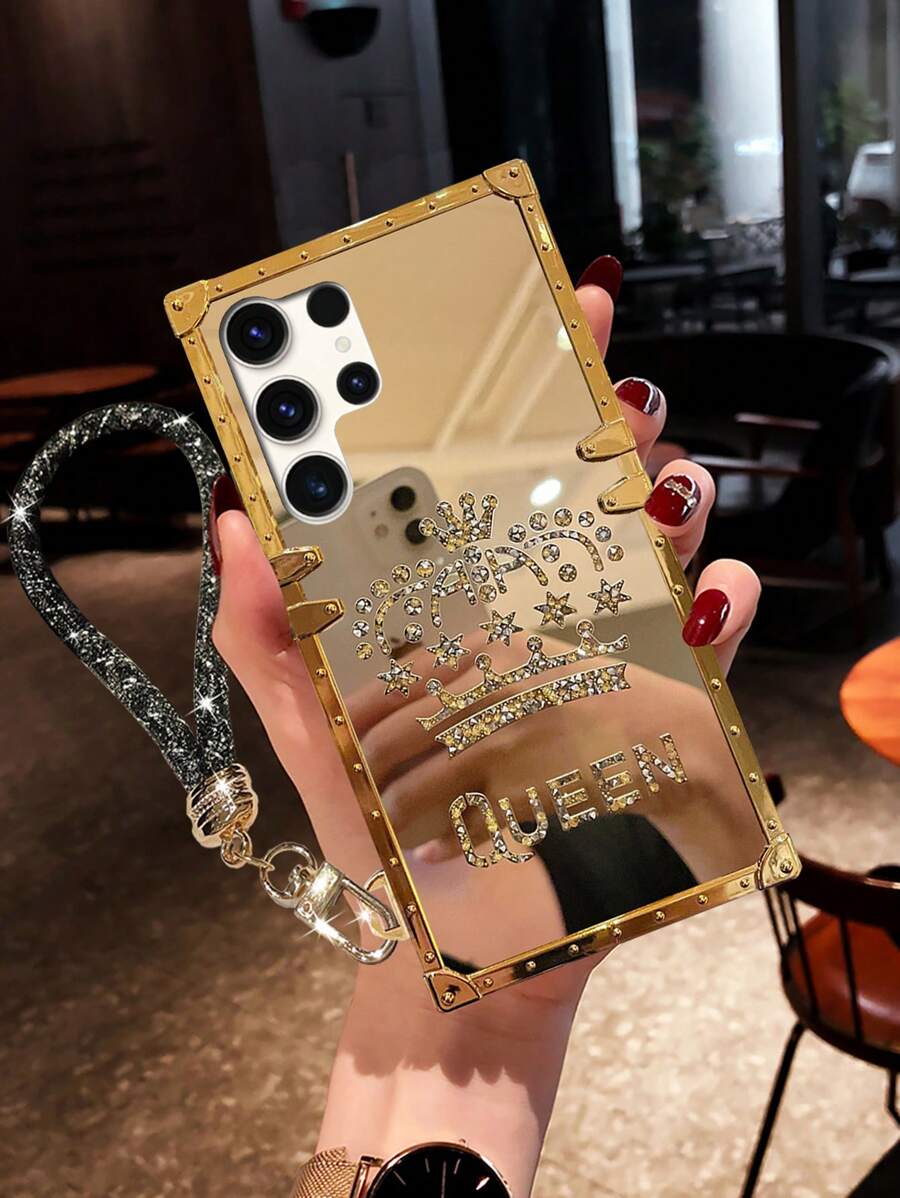 1pc Luxury Rhinestone Gold Mirror Queen Crown Pattern Hanging Wristband Rectangle Phone Protective Case, Fit For IPhone 16/ Galaxy Z Flip3/S24FE/Z Flip4/S23FE/S20+/S20U/S21U/S22U/S23U/S24Ultra 5G/Note20Ultra/Note10+/A04E/A05/A12/A13 4G/A14/A15/A22/A23/A24